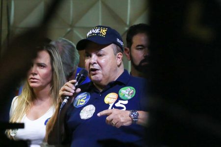 Homem branco com blusa azul marinho e boné azul marinho