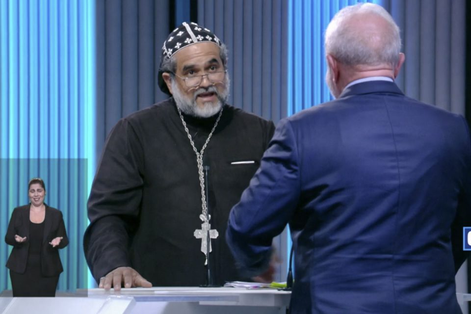 Padre Kelmon Souza e Luiz Inacio Lula da Silva durante debate presidenciaveis eleicoes 2022 TV globo candidatos
