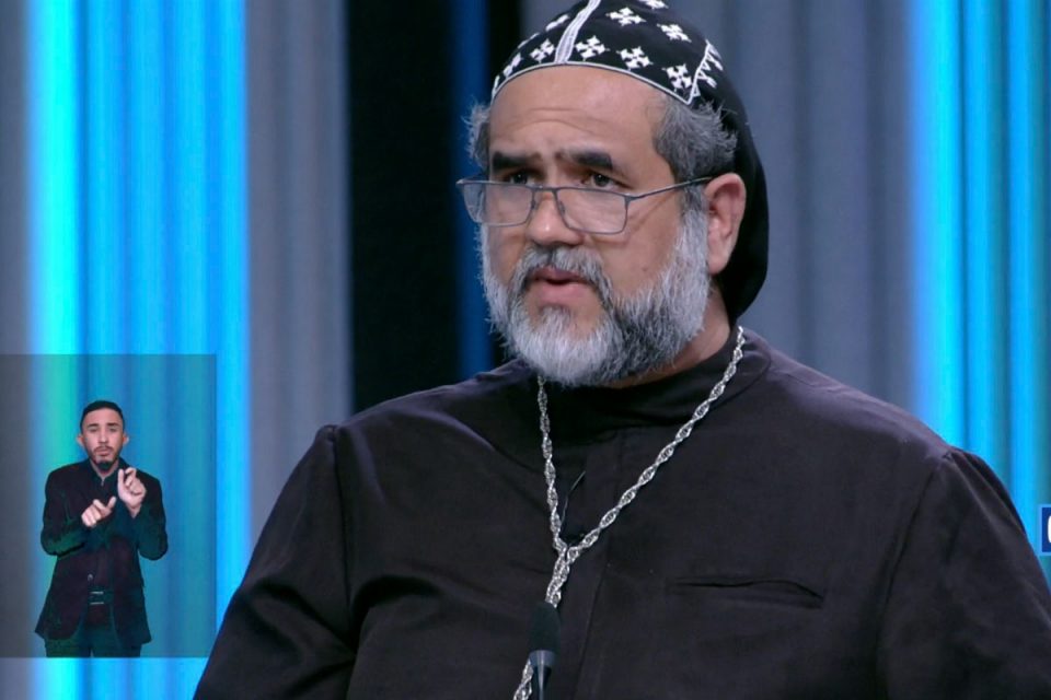 Fotografia colorida mostra Padre Kelmon em debate eleitoral de 2022 - Metrópoles