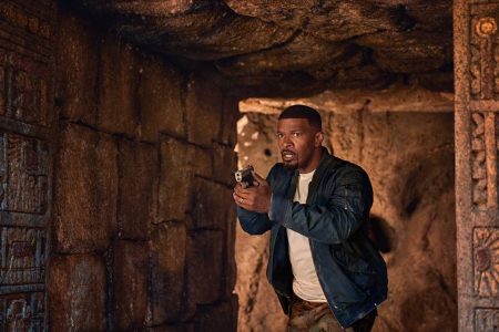 Foto de Jamie Foxx no filme Dupla Jornada. Ele está com uma arma na mão - Metrópoles