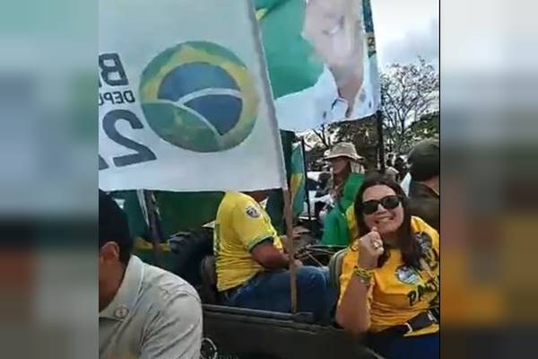 Fotografia colorida de mulher em carro discursando