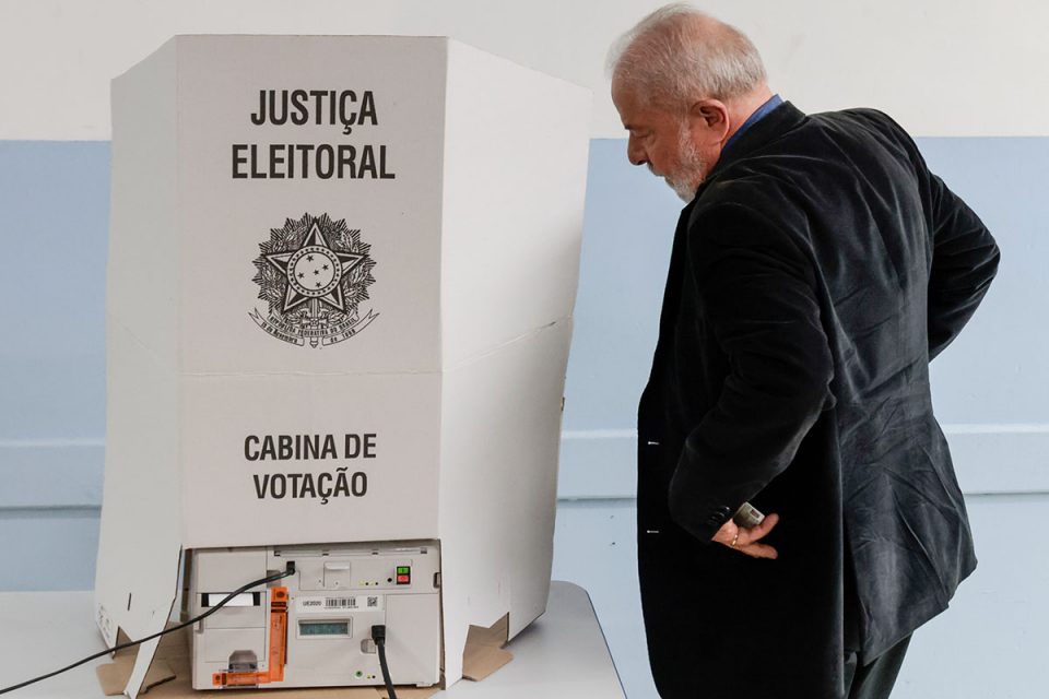 O ex-presidente do Brasil e candidato do Partido dos Trabalhadores (PT) Luiz Inácio Lula da Silva vota durante o dia das eleições presidenciais em 02 de outubro de 2022 em São Bernardo do Campo, Brasil. Após campanha polarizada entre Lula e Bolsonaro, a maior nação latino-americana vota para presidente em meio à crise econômica