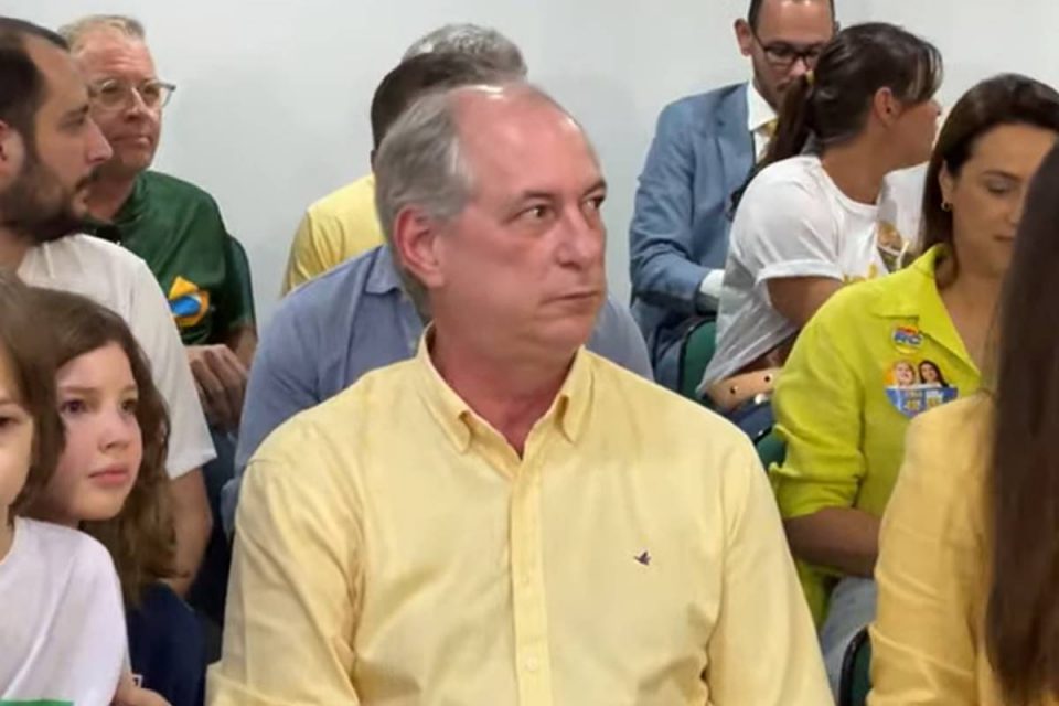 Ciro Gomes vota em Fortaleza