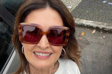 Self colorida da apresentadora Fátima Bernardes- Metrópoles