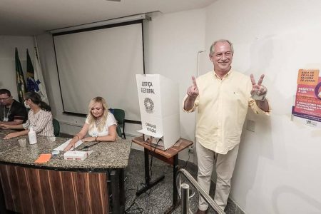 Ciro Gomes vota no Ceará
