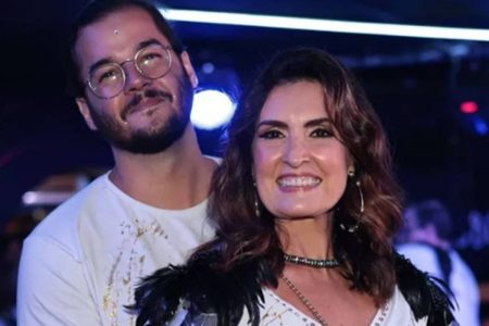 Fátima Bernardes e Túlio Gadêlha se abraçando vestidos de branco - Metrópoles