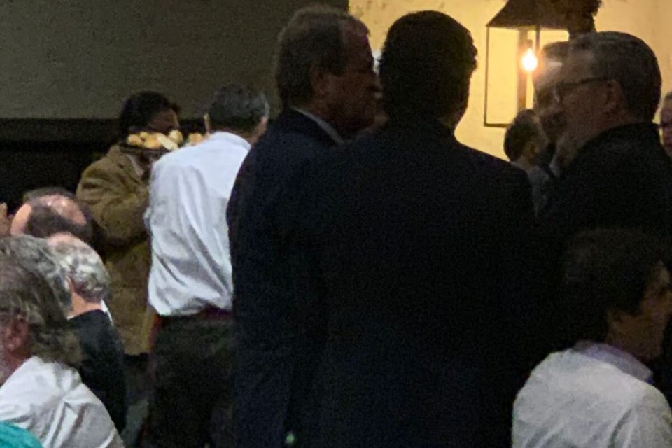 Valdemar Costa Neto conversa com correligionários do PL durante jantar de confraternização no restaurante Figueira Rubaiyat