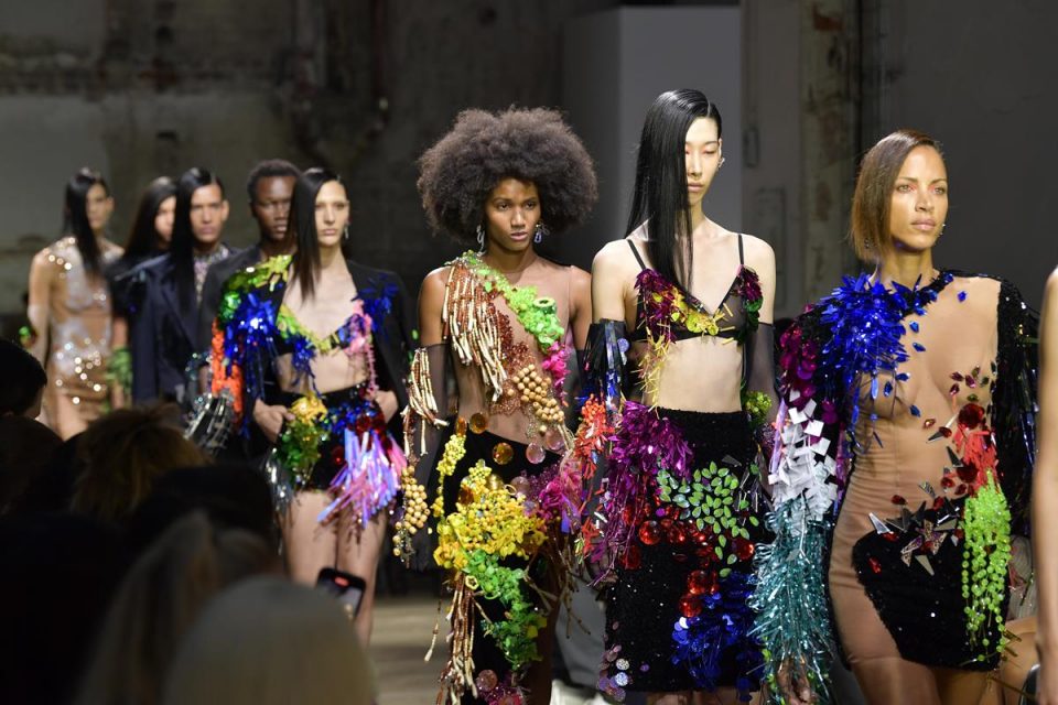 Modelos desfilam durante a apresentação da marca Germanier, na temporada de Primavera/Verão 2023, como parte da Semana de Moda em 03 de outubro de 2022 em Paris, França.