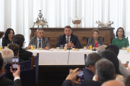 Presidente jair bolsonaro fala com autoridades