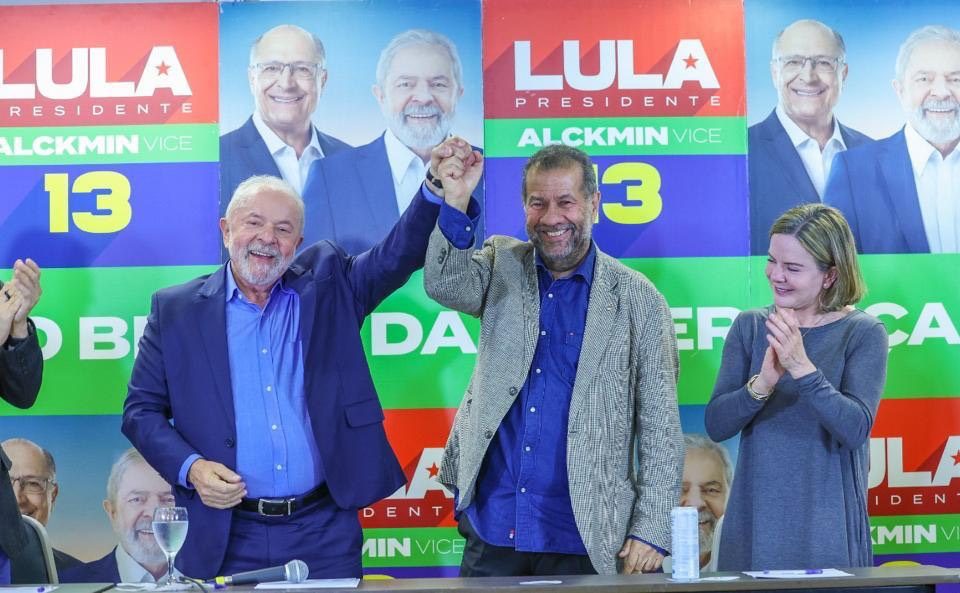 Gleisi Hoffmann (PT) convidou Carlos Lupi (PDT) para participar da campanha de Lula