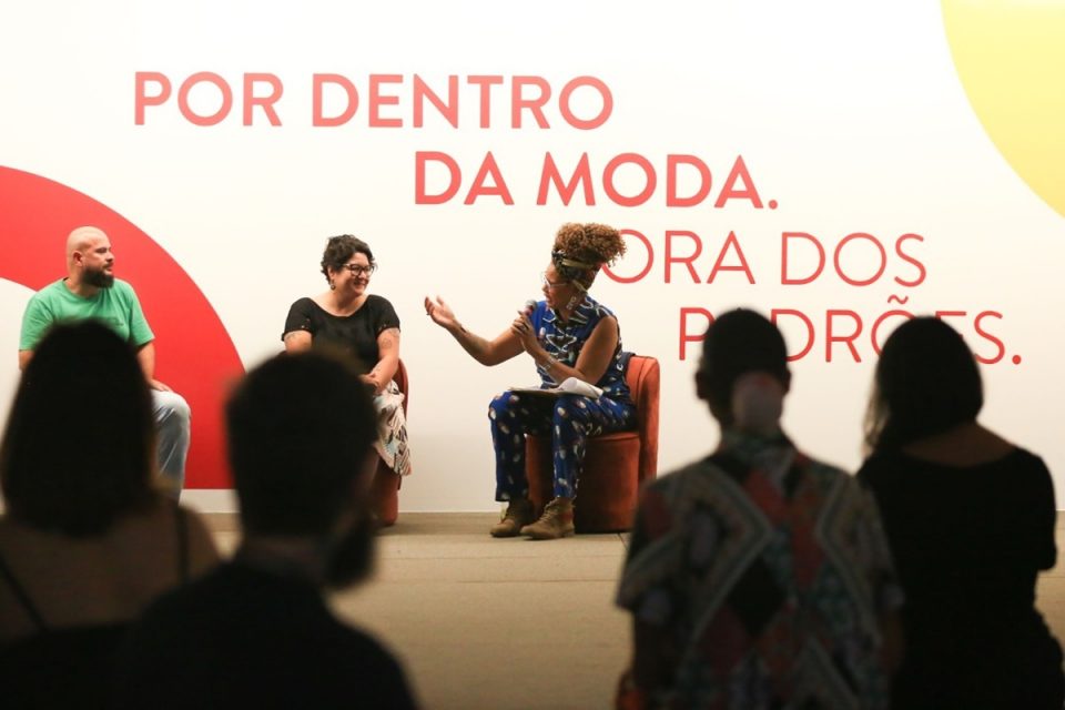 Palestra no evento Metrópoles Fashion e Design com participação de Cléber Oliveira, Romilda Gomes e Lia Maria
