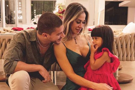 Foto de Arthur Aguiar, Maíra Cardi e filha