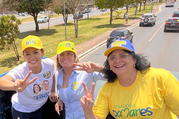 Fotografia colorida de três mulheres de boné