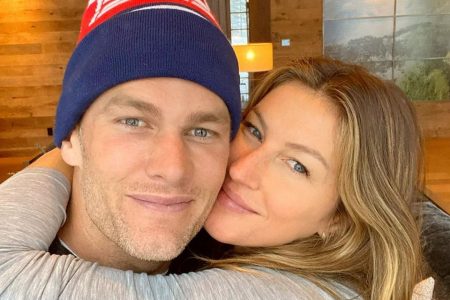 Gisele Bundchen e Tom Brady abraçados em uma foto colorida - Metrópoles