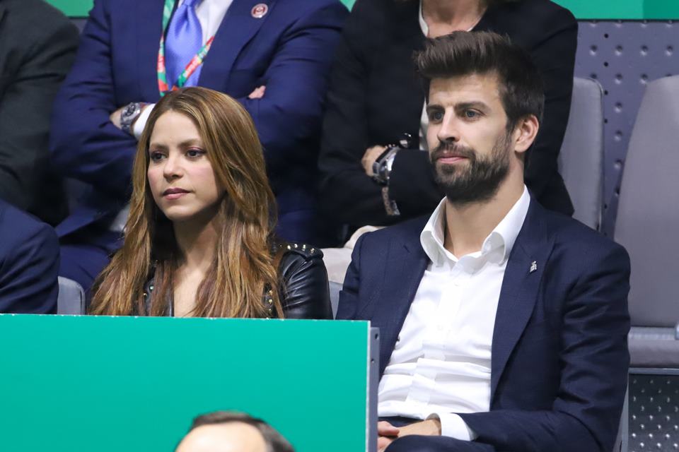 A cantora Shakira, uma mulher branca com cabelos castanhos lisos, ao lado do então marido Gerard Piqué, ex jogador de futebol. Ele é um homem branco, de olhos azuis e cabelo liso castanho. - Metrópoles