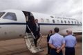 Bolsonaro desembarca de jatinho da FAB durante campanha e é recebido por militares da Força Aérea - Metrópoles