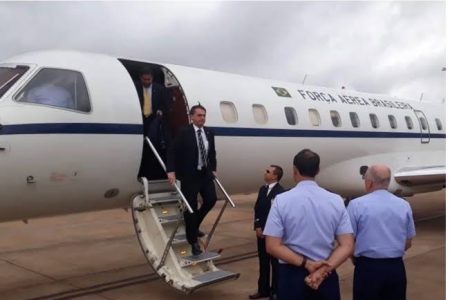 Bolsonaro desembarca de jatinho da FAB durante campanha e é recebido por militares da Força Aérea - Metrópoles