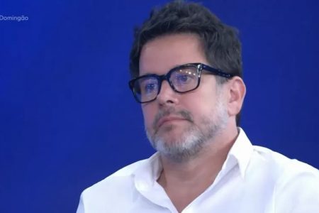 Foto colorida de Murilo Benício no Domingão com fundo azul - Metrópoles