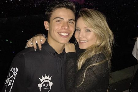 Foto colorida de Thomaz Costa e Larissa Manoela