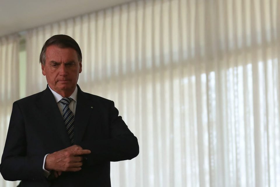 O presidente Bolsonaro caminha em evento de apoio por parte de prefeitos à sua reeleição das eleições de 2022, no Planalto - Metrópoles
