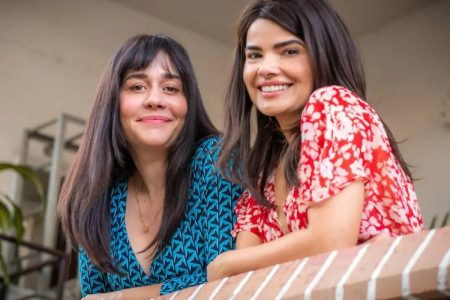 Foto colorida de Leonor e Guida da novela Travessia-Metrópoles