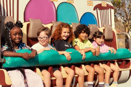 Crianças em brinquedo de parque de diversões