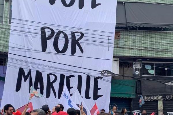 Faixa em homenagem a Marielle Franco durante ato de Lula no Complexo do Alemão
