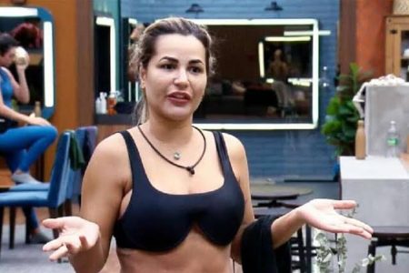 Deolane Bezerra em A Fazenda (Reprodução: PlayPlus)