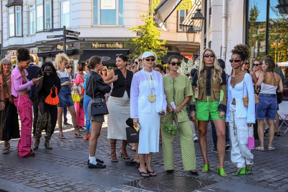 Convidados vistos após o desfile da marca Saks Potts. A Copenhagen Fashion Week é o maior evento de moda da King's New Square, na Escandinávia. Este verão, a Fashion Week acontece de 9 a 12 de agosto. Nas ruas da capital da Dinamarca muitas pessoas elegantemente vestidas - Metrópoles