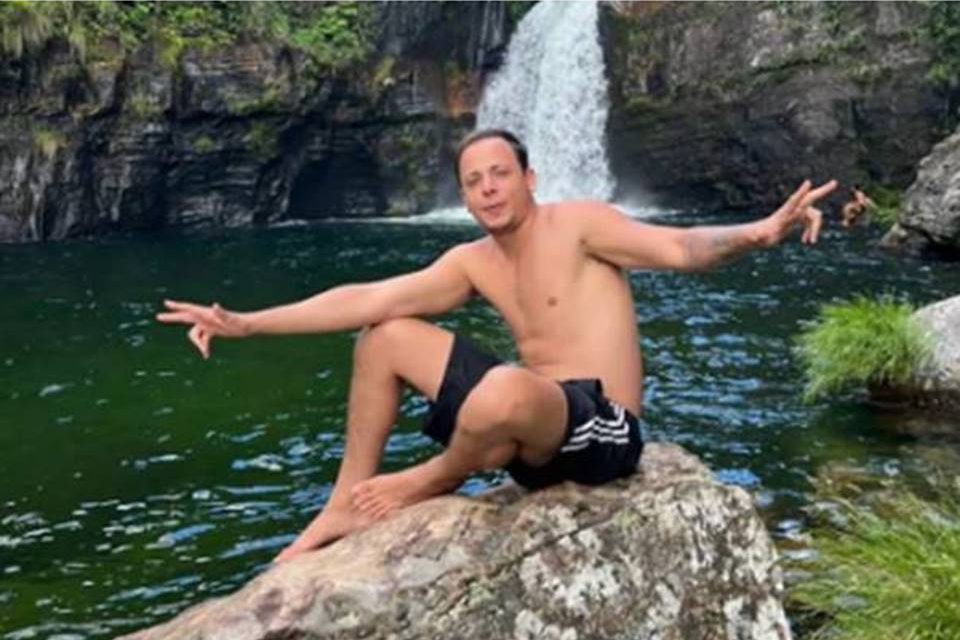 homem em cachoeira
