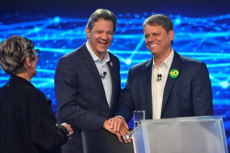 Os candidatos Fernando Haddad e Tarcísio de Freitas confraternizam durante o debate exibido pela Band