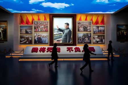imagem colorida Visitantes passam por uma exposição que mostra imagens do presidente chinês Xi Jinping no Museu do Partido Comunista - Metrópoles