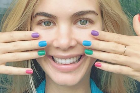 kate a luz com unhas coloridas - Metrópoles