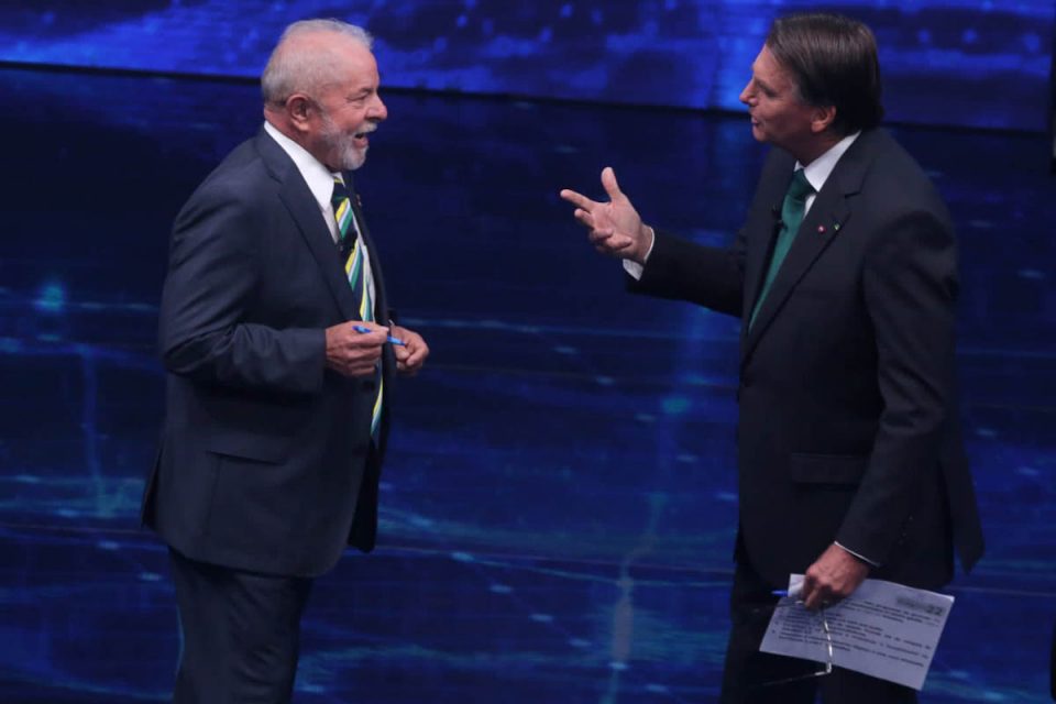 Lula e Jair bolsonaro durante debate na band eleiçoes 2022