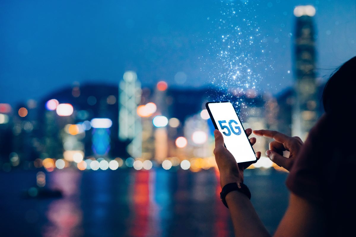 imagem colorida mostra pessoa segurando celular com tela escrita "5G" rede 5G - Metrópoles