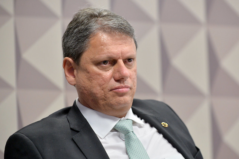 Tarcísio de Freitas durante participação na Comissão de Serviços de Infraestrutura