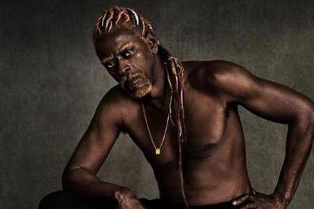 Foto colorida de Seu Jorge