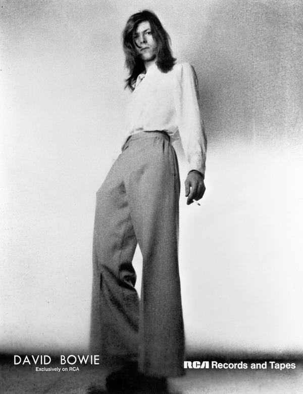 Na imagem em preto e branco, o cantor David Bowie