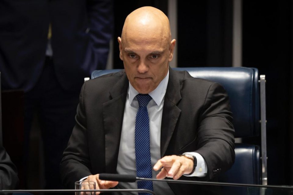 Alexandre de moraes durante sessão Solene destinada à entrega da medalha Grã-Cruz da Ordem do Congresso Nacional ao Ministro do Supremo Tribunal Federal Luiz Fux