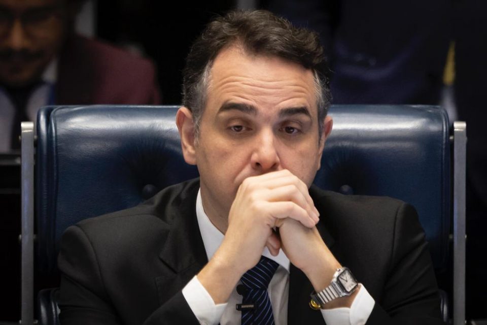 Rodrigo Pacheco durante sessão Solene destinada à entrega da medalha Grã-Cruz da Ordem do Congresso Nacional ao Ministro do Supremo Tribunal Federal Luiz Fux 13