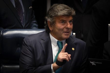ministro Luiz fux aponta para cima durante sessão Solene destinada à entrega da medalha Grã-Cruz da Ordem