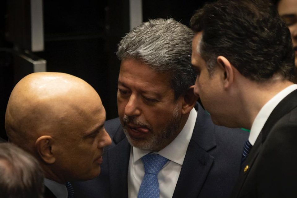 Arthur Lira (PP), presidente da Câmara dos Deputados conversa com Alexandre de Moraes, presidente do TSE, e Rodrigo Pacheco (PSD), presidente do Senado - Metrópoles