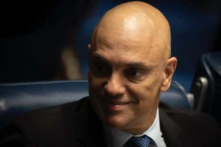 Alexandre de moraes sorri durante sessão no Senado federal