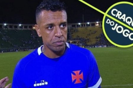 Sidão recebendo o troféu de Craque do Jogo - Metrópoles