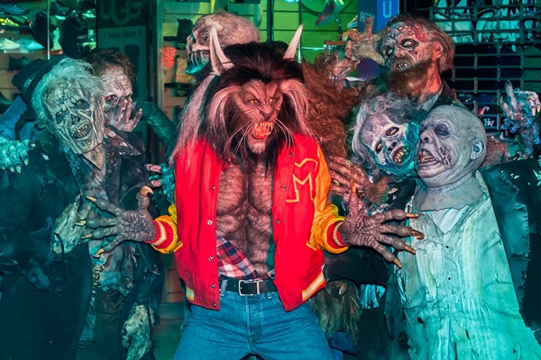 A modelo Heidi Klum fantasiada, no Halloween de 2017, como o lobisomem do clipe Thriller, do cantor Michael Jackson - Metrópoles