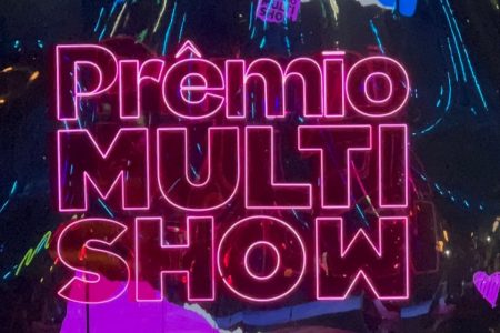 Logo em led do Prêmio Multishow, na cor rosa