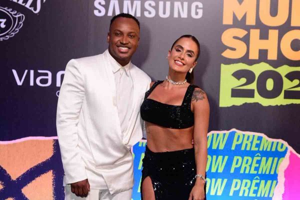Foto de Carol Peixinho e Thiaguinho abraçados, em evento - Metrópoles