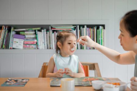 Foto colorida de criança comendo