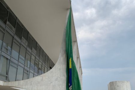 Bandeira nacional gigante estendida sob fachada do Palácio do Planalto aparece resgada - metrópoles