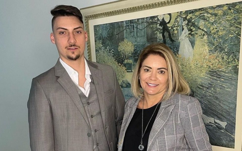 Jair Renan Bolsonaro com a mãe, Ana Cristina Valle
